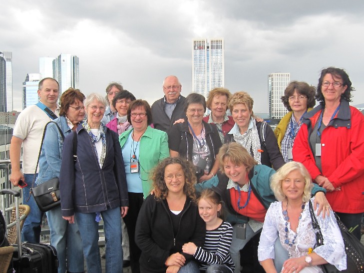 Gruppenfoto vor der Frankfurter Skyline