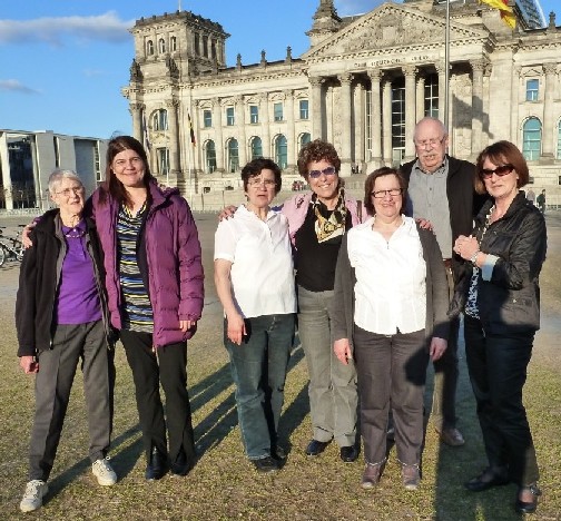 Teilnehmer der Erlanger Gruppe vor dem Reichstag