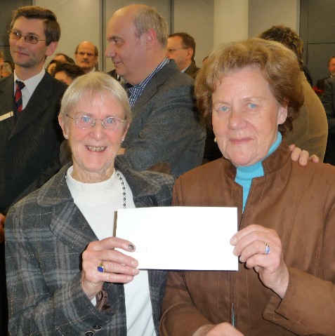 Christa Braun und Irmgard Kühne präsentieren den Spendenbrief