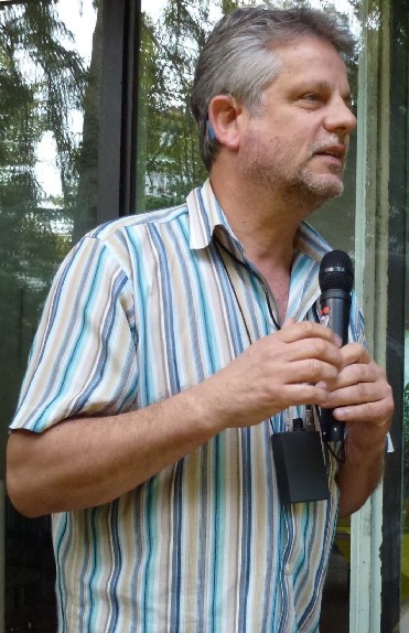 Jochen Mueller am Mikrofon